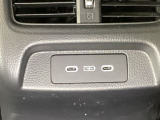 後部座席の方も使用しやすいよう、運転席と助手席の間に充電用USBジャックを2個装備!iPhoneはもちろん少しアンペアが高めのiPadも充電することが出来ます♪