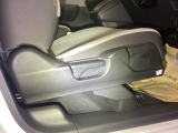 【シートレバー】ただ座るだけじゃない、運転のしやすさを決める大事なスイッチ。視界を広げたり、腰への負担を減らしたり。体型に合わせてジャストフィットさせるこの瞬間、さあ走るぞって気合が入ります。