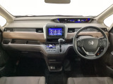 車内は光触媒抗菌消臭施工済です。スタイリッシュなデザインで暖かみのあるインパネ周りを演出します。グローブボックスやカップホルダーのほかにトレーなどたくさんの収納スペースが装備されています。