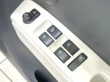 【電動格納ミラー】サイドミラーは電動格納式となっており、狭い駐車場でもキズがつくリスクを抑えられます。