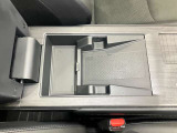 コンソールボックスの中にはワイヤレス充電器が隠れてます★小物も置けて便利!
