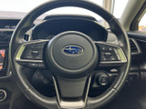 ステアリングに各種スイッチを備え、手元で車内機能を操作しやすい構成です。表示がまとまっていて確認しやすく、運転姿勢を保ちながら使える便利な装備となっています。