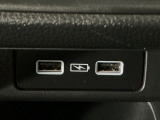 後部座席の方も使用しやすいよう、運転席と助手席の間に充電用USBジャックを2個装備!iPhoneはもちろん少しアンペアが高めのiPadも充電することが出来ます♪