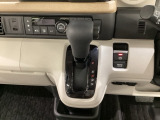 CVT車のセレクトレバーです。低速から高速まで、変速ショックのないスムーズな走りと、エンジン効率のよい領域を維持して燃費にも貢献します。サイドブレーキはスイッチ操作の電子制御パーキングブレーキです。