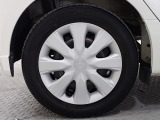 ホイールは車のデザインにマッチした専用タイプです。