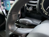 輸入車のため、ウィンカーレバーとワイパーレバーの配置は国産車と左右が逆となります。操作に慣れるまでは違和感がありますが、使用を重ねることで自然に扱えるようになります。