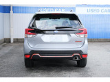 後退時にはバックカメラとセンサーがドライバーをアシスト。車庫入れが不安な方も安心です。