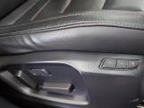 運転席にはメモリー機能付きの電動シートを採用しています。