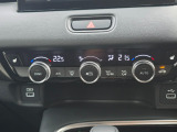 運転席と助手席それぞれで温度調整可能。快適性を高めるデュアルエアコンです。