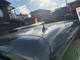 目立つキズ凹み等はありませんが、中古車という商品の特性ルーフには子キズや塗装しみがあります