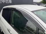 スモークタイプのプラスチックバイザーを装着しています。雨天時、換気のために少し窓を開けても雨が降り込んで来ません。