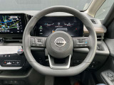 手元でナビの音量調整等が出来るのでナビの操作によるわき見運転を防止することが出来ます。