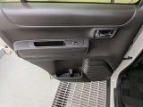 パワーウィンドウのスイッチですよ。運転席に居ながら窓を開け閉めのコントロールできます。
