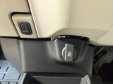 運転席と助手席間の足もとにコンビニフック、アクセサリーソケットを装備♪専用のカーチャージャーを挿すことで運転しながらスマホなどの機器も充電していただけます!