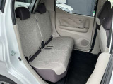 コンパクトでも車内広々。頭上空間も広く快適にお過ごしいただけます。後席足元空間も十分な広さを確保しております。座面も厚く快適です!