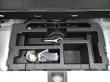 荷室のボード下には車載工具類が収納されています。工具類に欠品はありません。