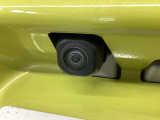 車の後方に小型カメラが付いておりバックする際の後方の様子をモニター上に表示します。