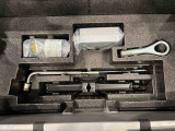 ラゲージの下にはジャッキや応急パンク修理セットが備わっています