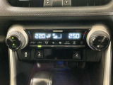 DUALスイッチを押すと運転席側と助手席側で別々に温度調節ができるエアコンです