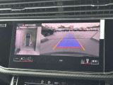 ●リアビューカメラ『入車経路を算出し、ガイドラインと補助線をディスプレイに表示します。同時にバンパーに内蔵のセンサーが障害物を感知し音で注意を促します。後方の死角も安心していただけます。』