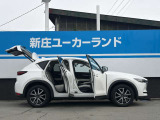 滑らかにつながるボンネットと側面のラインが、止まっていても前へ進むような印象をつくります。後席や荷室も備えたSUVでありながら、見た目と使いやすさを両立する、マツダの魂動デザインです。