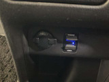 アクセサリーソケット付き車両です。音声と映像が1本のケーブルで接続できるHDMIや、携帯の充電などに便利なUSBポートを装備!車内にあると便利なアイテムのひとつですね