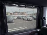 後席にはロール式サンシェードを装備しております。