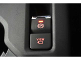 電動パーキングブレーキはスイッチ一つ(指で引く、または押す)でパーキングブレーキの作動・解除ができます。力が必要ないため、誰でも簡単に操作できます。