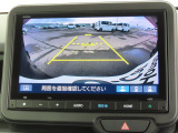 リアワイドカメラシステム!従来の視野に加えて、後方側方を約180&deg;まで見えるワイドビューと、後方を真上から見たような視野で駐車時などに便利なトップダウンビューの3つの視野があります!
