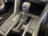 CVT車のセレクトレバーです。低速から高速まで、変速ショックのないスムーズな走りを実現するとともに、エンジン効率のよい領域を維持することで燃費にも貢献します。