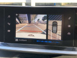 ワイドバックアイカメラ 車両後方の状況をタッチスクリーンに映し出します。距離や角度が確認できるガイドラインと俯瞰映像により停車状況が正確に把握できます。