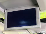 【11インチフリップダウンモニター】大画面モニターで後席でもエンタメをお楽しみいただけます。小さなお子様にも大人気の装備です♪