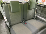 後席は左右に分かれたシートとヘッドレストを備え、同乗者が落ち着いて過ごせる空間です。窓から外の様子も見やすく、家族での移動にも使いやすい印象です。