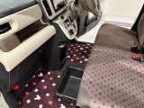 靴や小物を収納できる便利な助手席シートアンダーBOX