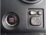 スマートキーを携帯していればキーを取り出さずにドアを施錠&解錠。クルマの始動も可能です。