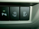 両側電動スライドドア装備です。運転席からボタン操作で開閉できます