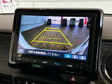 リバースギアに入れるだけで後方の表示へ切り替わります。夜間や雨の日の駐車も楽になりますよ。