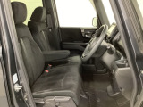 女性でも運転がしやすいようにシートの高さ調整機能(シートリフター)がついています。座面も厚みがあり背もたれも高く、ゆったりくつろいでお乗りいただけるシートです。