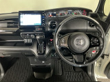 【ハンドル】運転にかかわる様々な操作を安全に行えるように視点移動が少なく操作性に配慮されたスイッチ類が凝縮されたコックピットです。