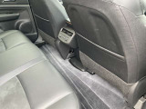 運転席・助手席シートバックには小物を収納することが出来るスペースがございます。