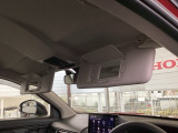 サンバイザーには、身だしなみを整える際に便利なバニティミラーが付いています。