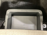 助手席アンダーボックスは運転用の替え靴や、車内に常備しておきたい子供用品、着替えた服などが収納できて便利です。女性に嬉しい収納スペースです