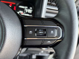 レーダークルーズコントロールを装備。アクセルやブレーキを操作しなくても、自動で先行車との車間距離を保ち追従走行できます。長距離や高速道路を運転する際に、ドライバーへの負担を軽減します。