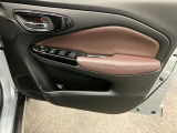 【運転席ドア】ドリンクホルダーと収納ポケットがあります。