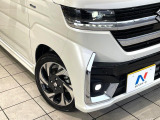 【LEDヘッドライト】悪天候や夜間走行時も良好な視界を確保し安心して運転できる高輝度LEDヘッドライトを装備!点灯速度が早く、消費電力も抑えられています。