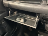 専門業者にて内外装のクリーニングを実施しております!