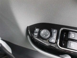 ドアの施錠・解錠に連動してドアミラーが自動で格納・復帰するオート格納機能を搭載しています。
