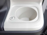 飲み物の保温に便利な運転席ホッとカップホルダー♪