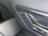 シートメモリー機能装備付きです。シートの位置をそれぞれ記憶しておく事ができるので、ご家族や、複数の方で車を乗られるオーナー様には、便利な機能です。
