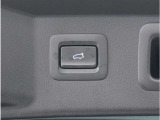 【パワーバックドア】スマートキーや運転席のボタンを押すだけでリアゲートが自動で開閉します。両手に荷物を持っている時や高い位置のバックドアを閉める際に便利な機能です。